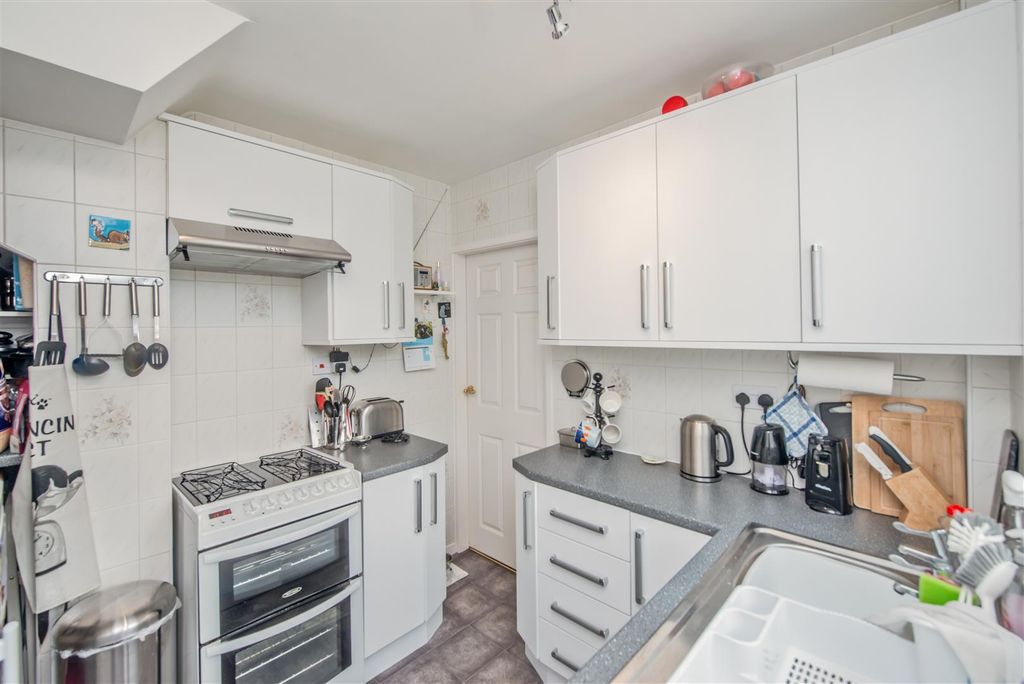 Property photo 3 of 20 Fitted Kitchen:
