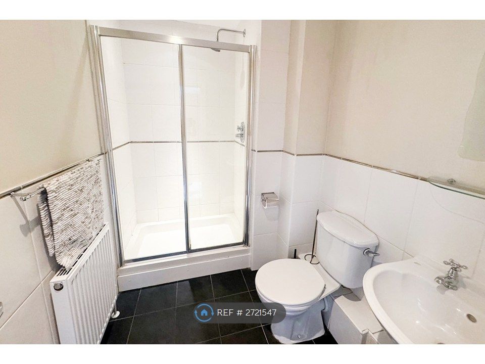 Property photo 3 of 8 Ensuite