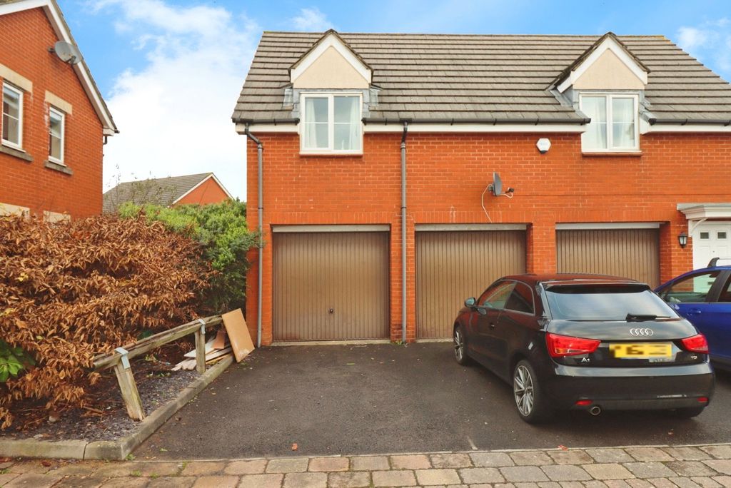 Property photo 2 of 7 Garage