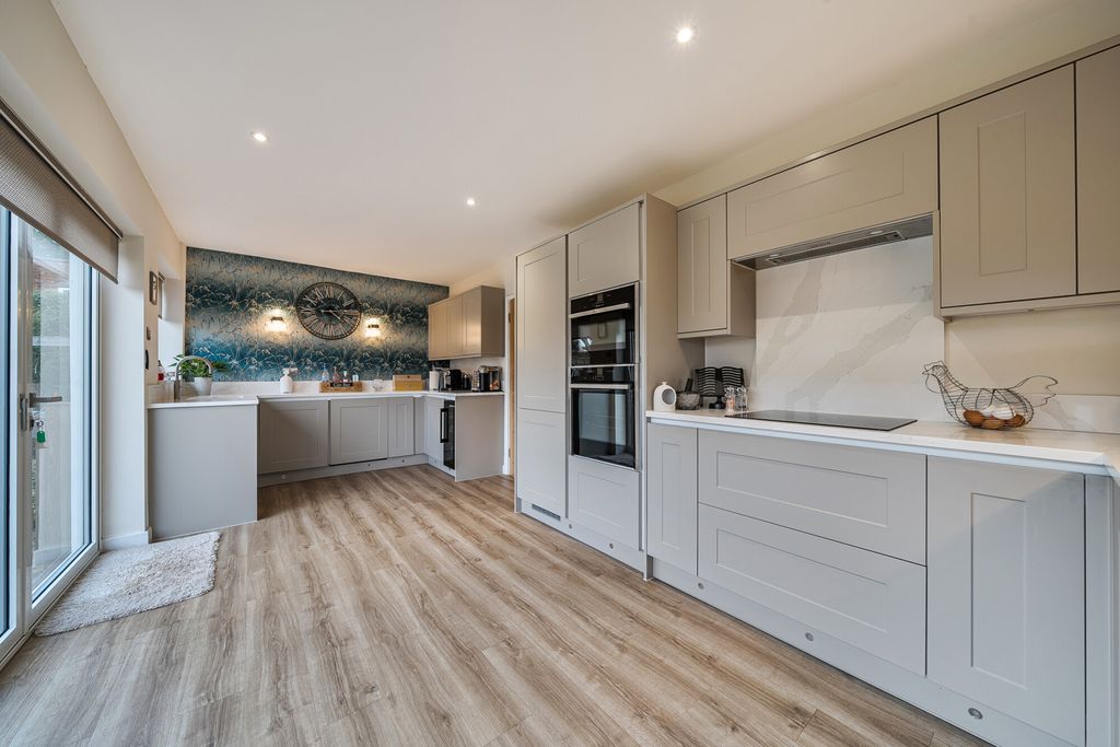 Property photo 3 of 20 1417669-10-6994B3...