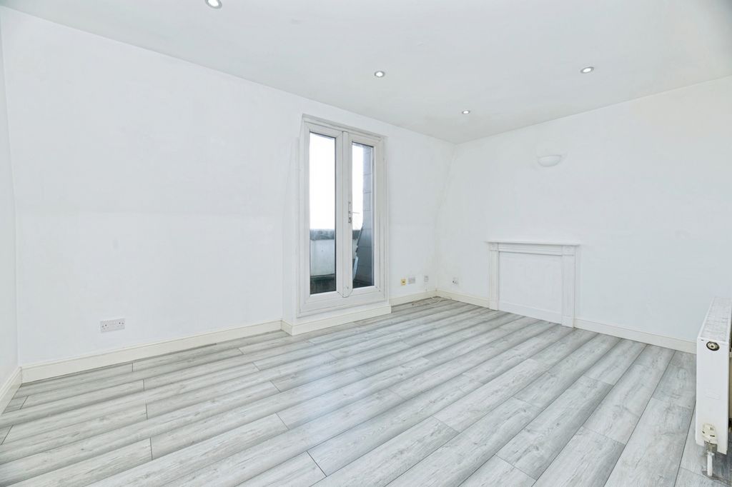 Property photo 3 of 19 Pbox-Img.Jpg
