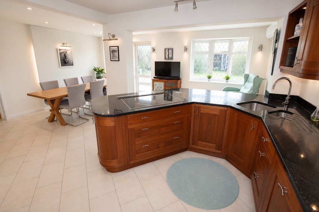 Property photo 1 of 28 Boley Drive, Clacton