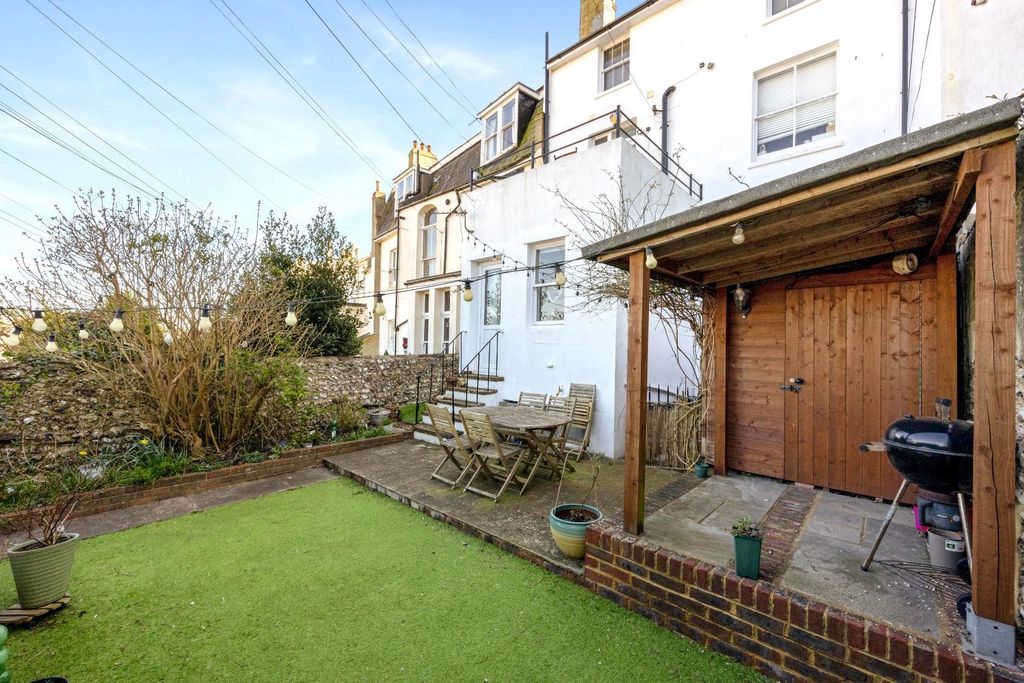 Property photo 1 of 20 Buckingham Place (11).Jpg