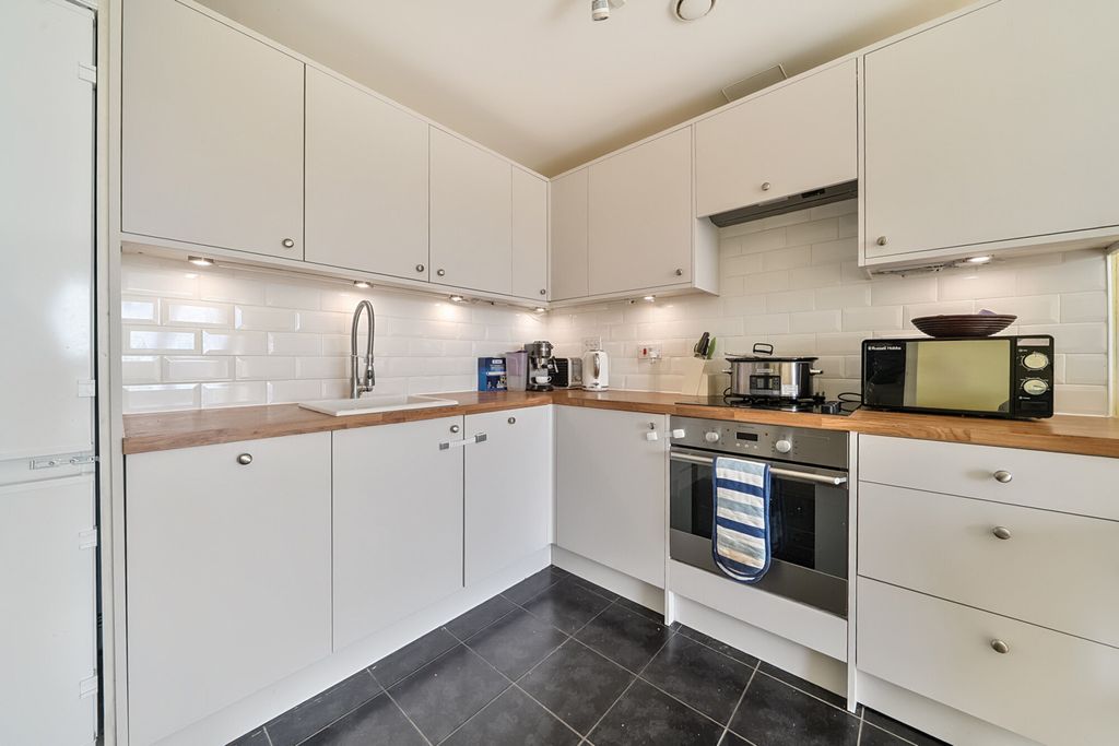 Property photo 3 of 19 Kitchen