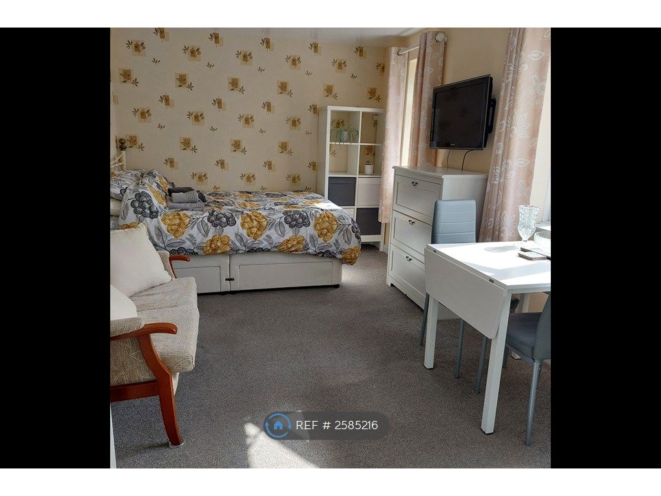 Property photo 3 of 6 King Size Bed. Bedding Included
