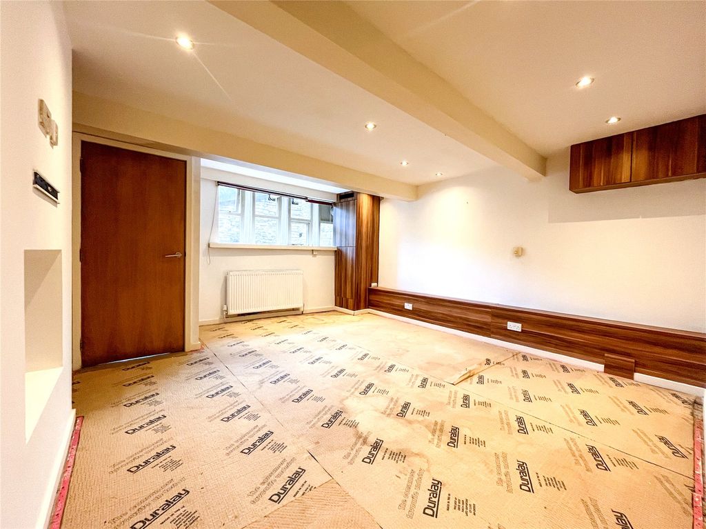 Property photo 3 of 10 Lounge / Bedroom,