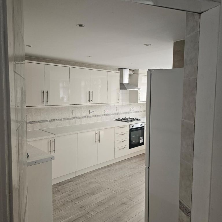 Property photo 3 of 6 Kitchen