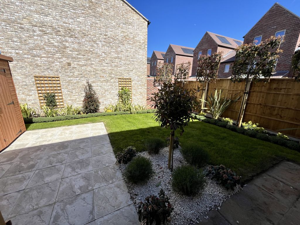 Property photo 3 of 8 Hurstgarden