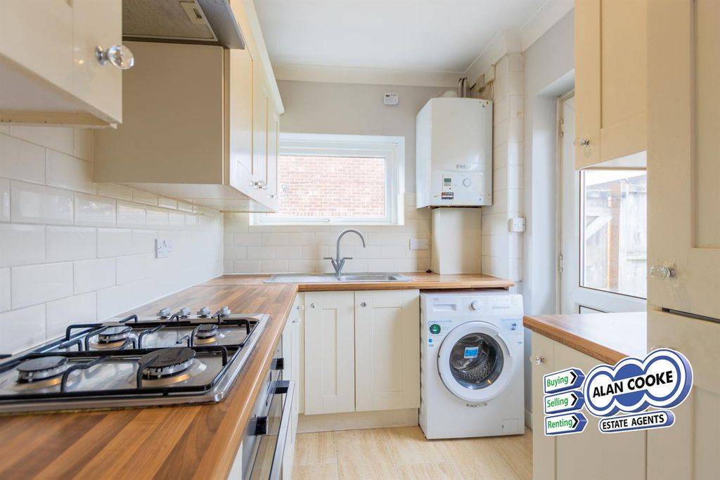 Property photo 3 of 11 Fitted Kitchen
