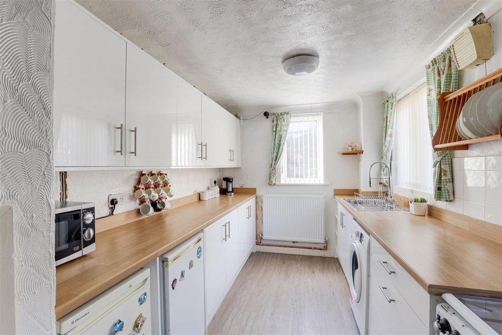 Property photo 2 of 21 4551.Jpg