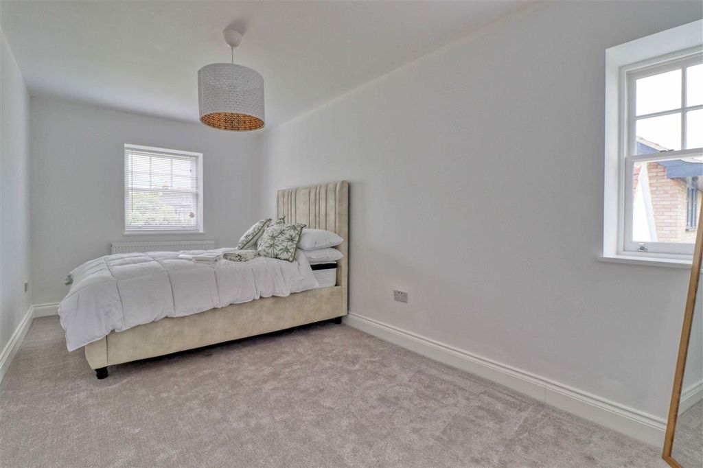 Additional image 11 of 5 bed detached house for saleUpper Third Avenue, Frinton On Sea CO13