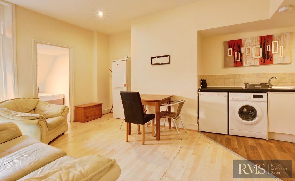 Property photo 3 of 8 Photo 7