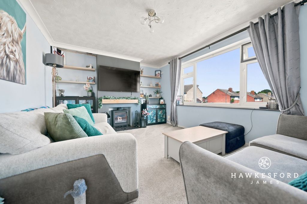 Property photo 3 of 11 Forge Road, Sittingbourne - Lounge