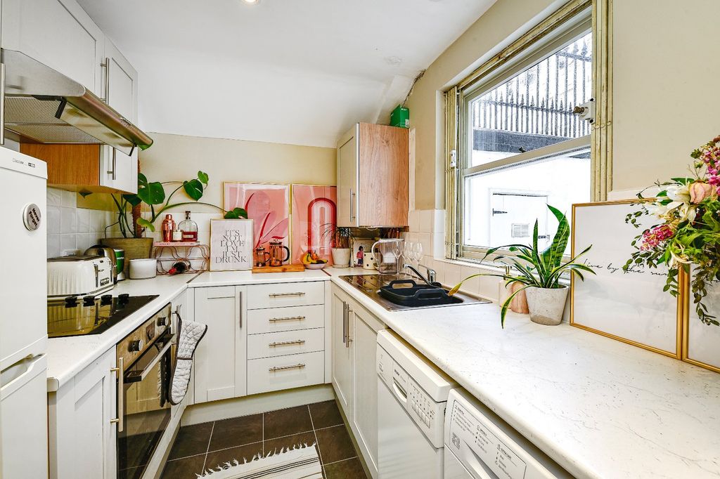 Property photo 3 of 8 Kitchen