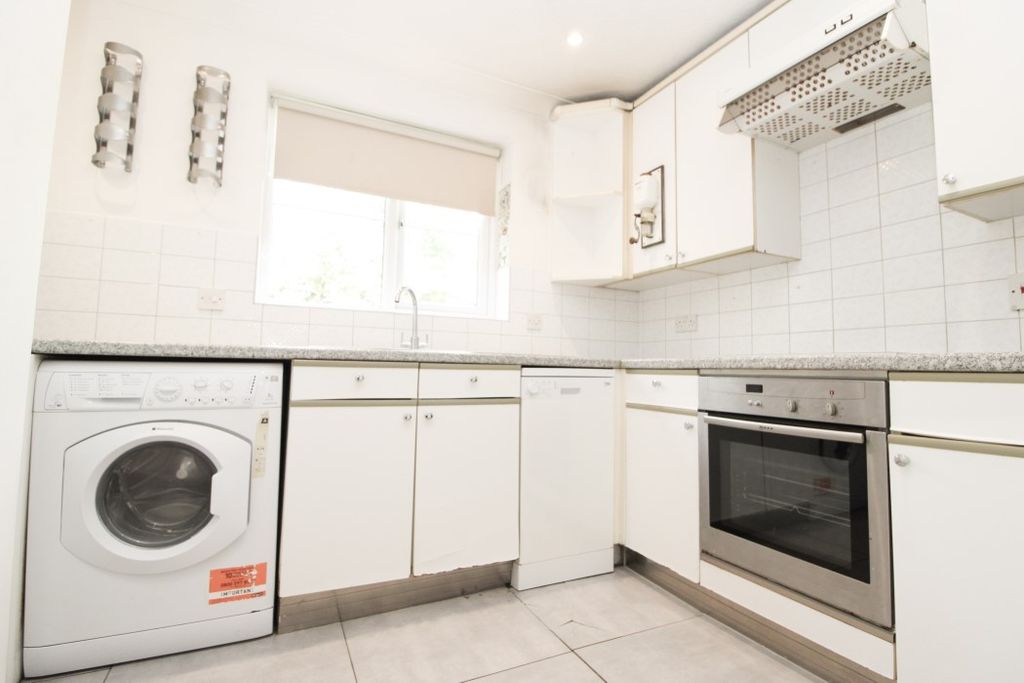 Property photo 3 of 7 Kitchen