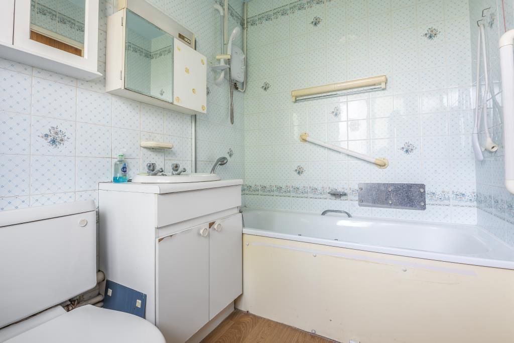 Property photo 2 of 11 Bathroom