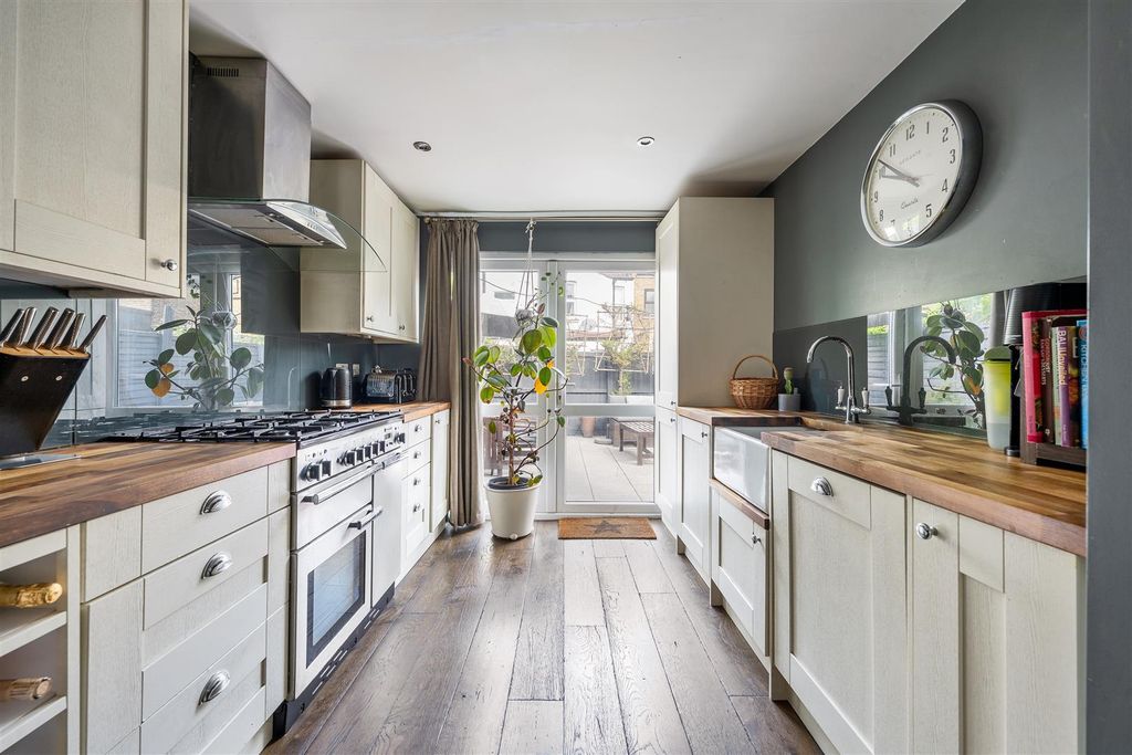 Property photo 3 of 28 Clacton Road E17