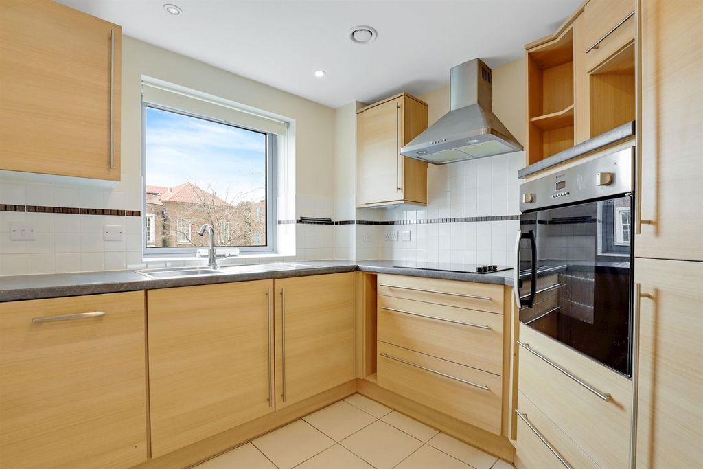 Property photo 2 of 19 08-4c38Jhmcs - 30 Elles House - 10-Medium.Jpg