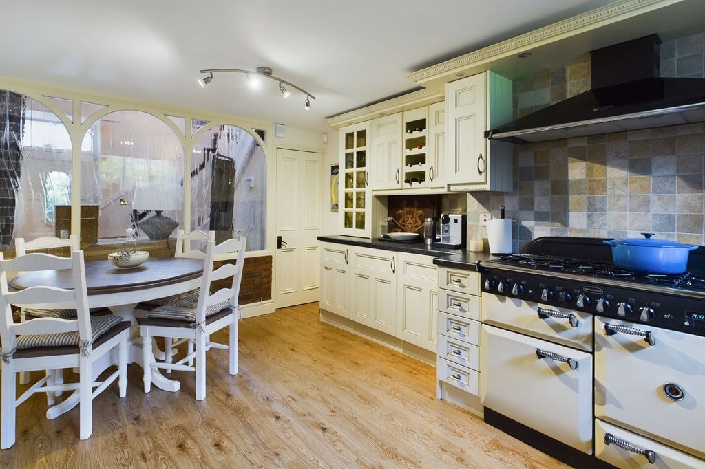 Property photo 2 of 30