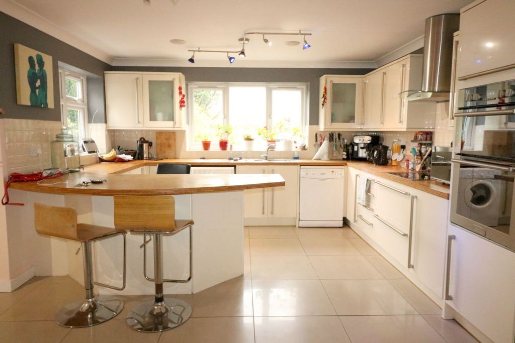 Property photo 3 of 8 Kitchen