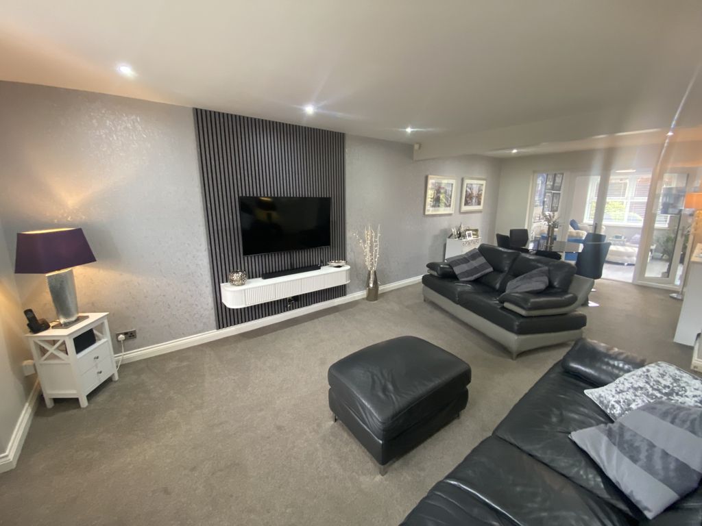 Property photo 2 of 31 Lounge