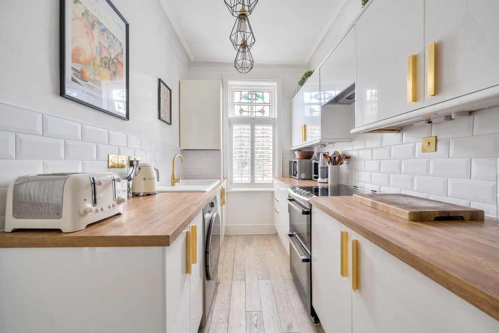 Property photo 3 of 11 Kitchen