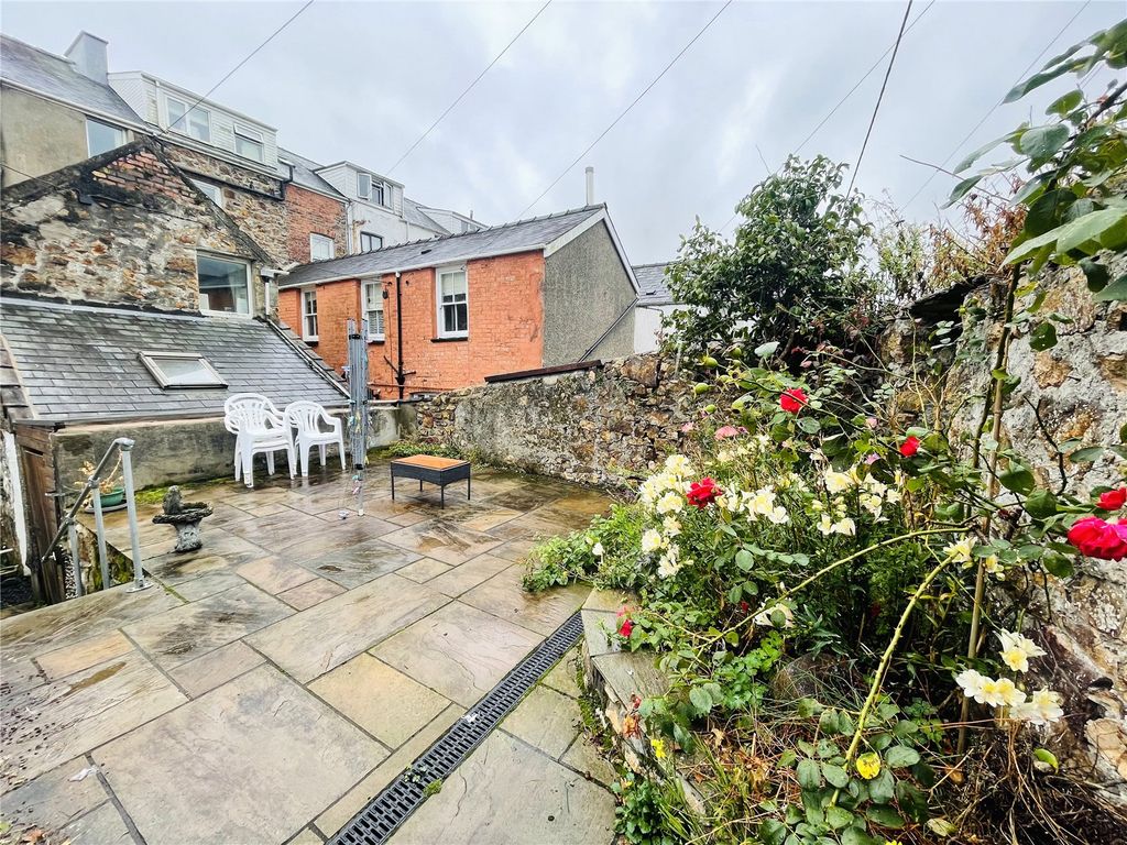 Property photo 2 of 28 Picture No. 12