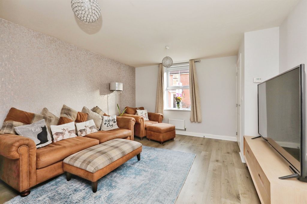 Property photo 3 of 15 Lounge