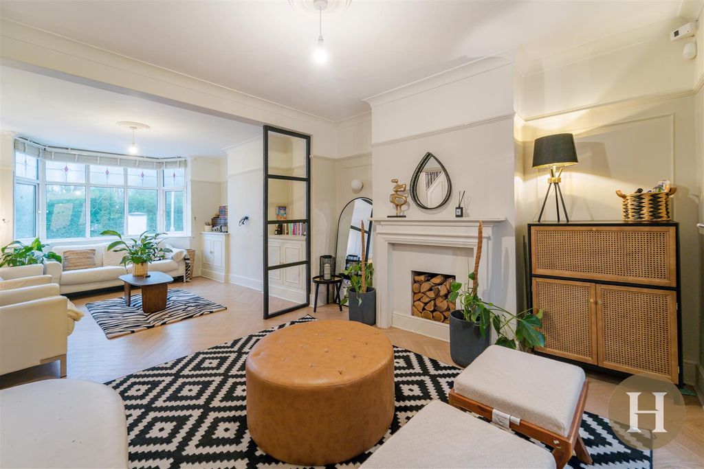 Property photo 2 of 43 Hadleigh Estate Agents-8.Jpg