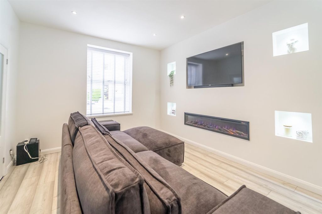 Property photo 3 of 33 Heys St-02.Jpg