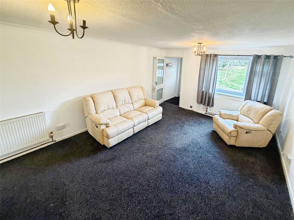 Property photo 3 of 11 Lounge