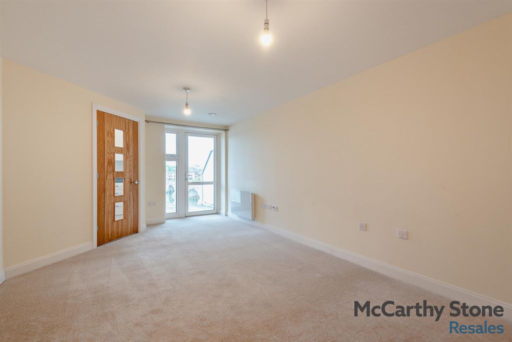 Property photo 3 of 34 8665896-Interior08-800.Jpg