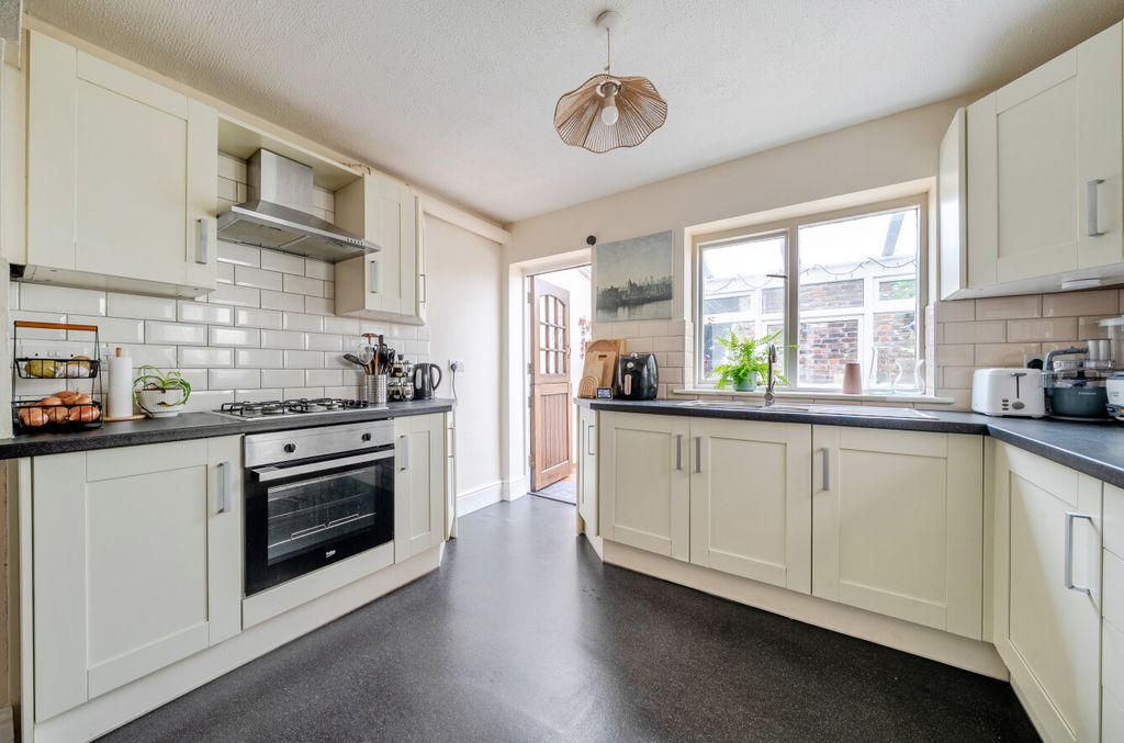 Property photo 3 of 14 1537212-16-1A182d...