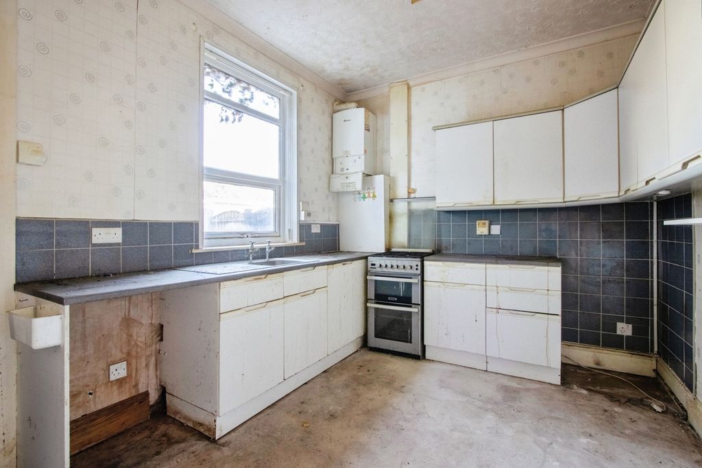 Property photo 3 of 14 Kitchen