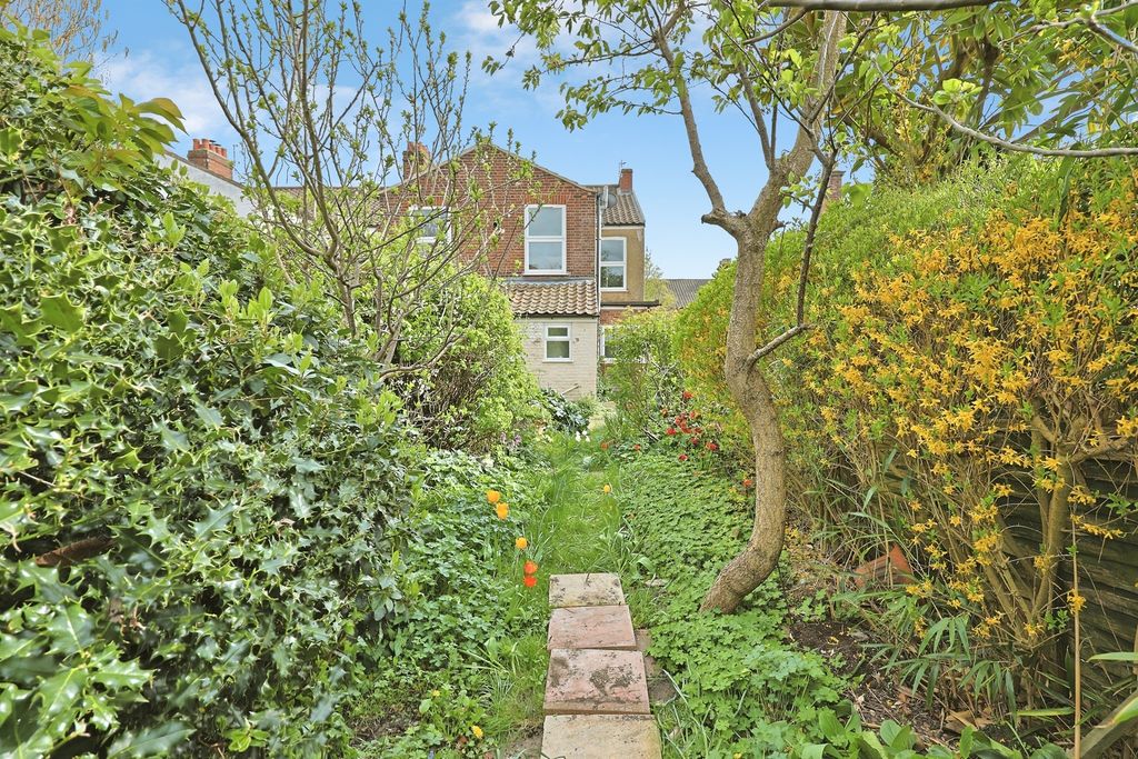 Property photo 2 of 20