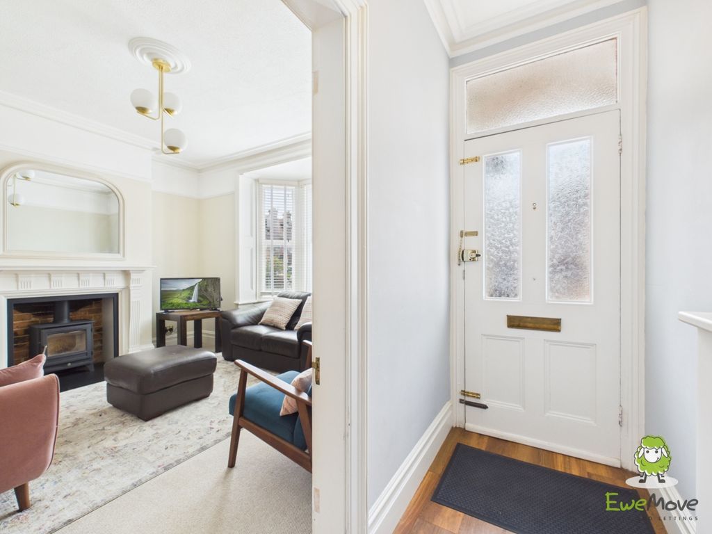Property photo 3 of 29 Ewemove Estate Agents Basingstoke - 19 Beaconsfiel
