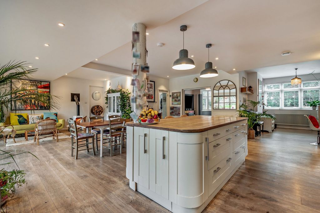 Property photo 3 of 23 Kitchen / Dining