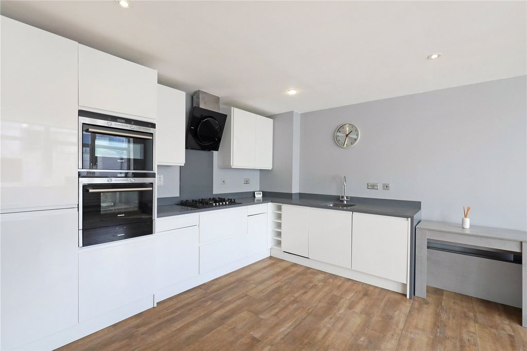 Property photo 2 of 11 Kitchen