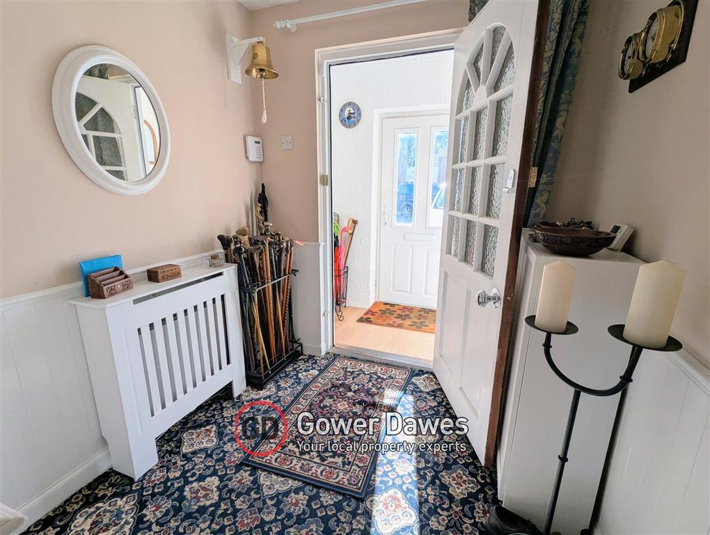 Property photo 2 of 19 Entrance Hall