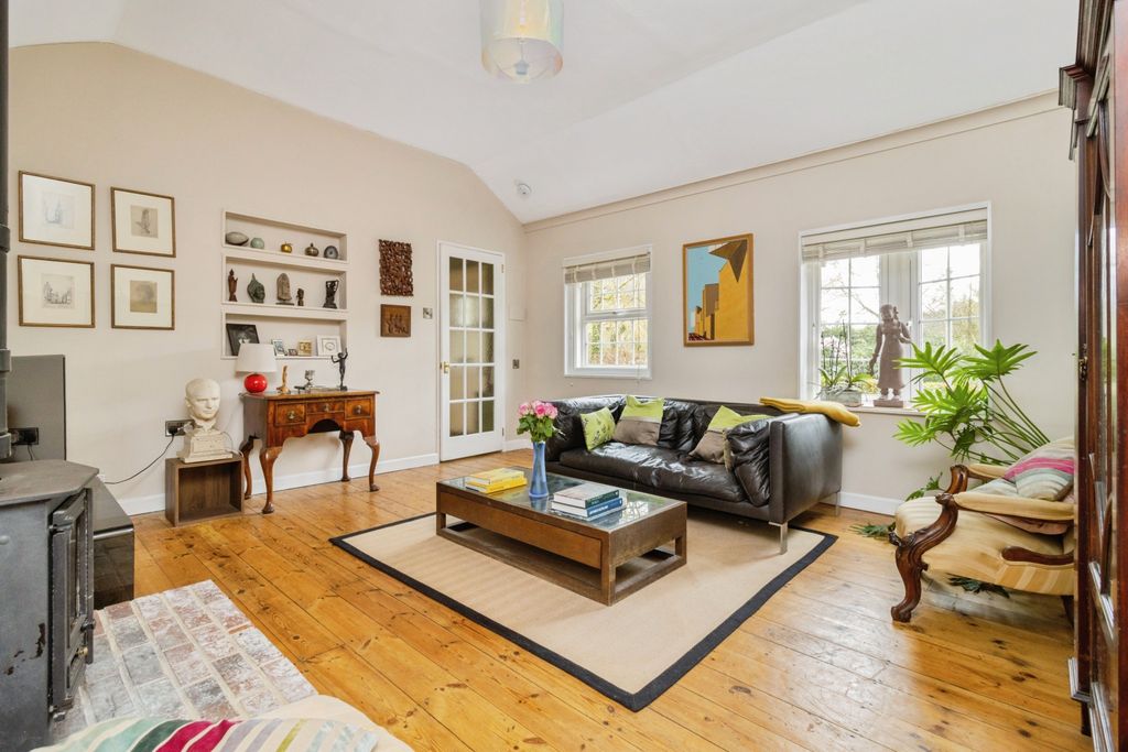 Property photo 2 of 33 Sitting Room