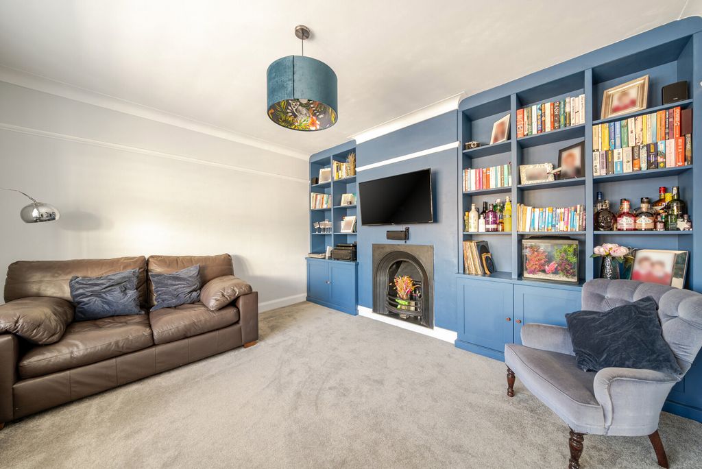 Property photo 3 of 16 Lounge