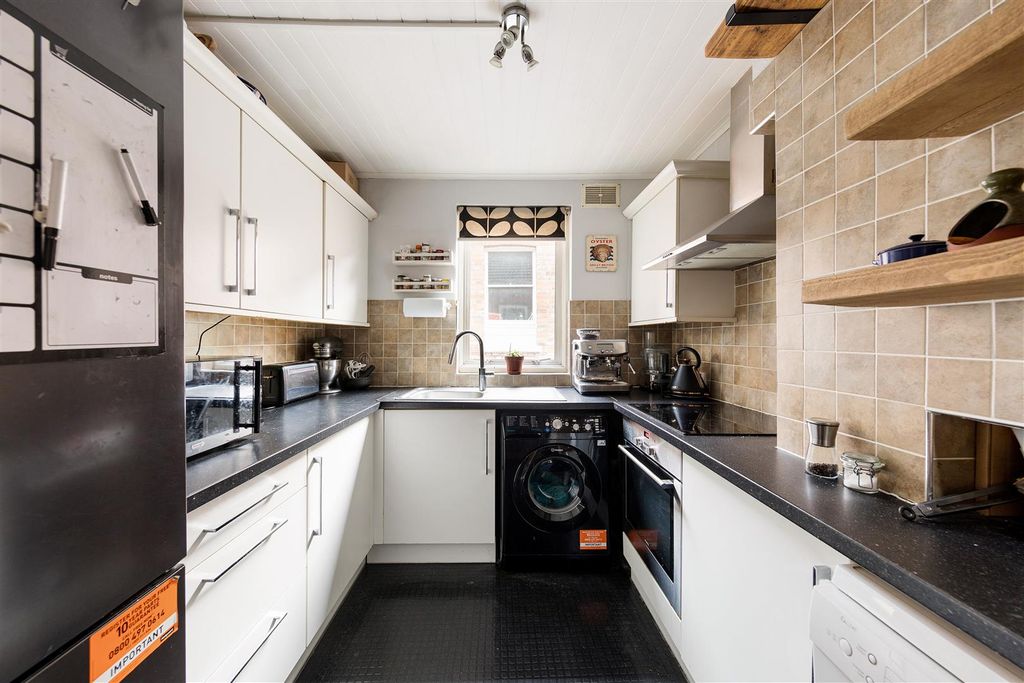 Property photo 3 of 24 Mersey Road, E17