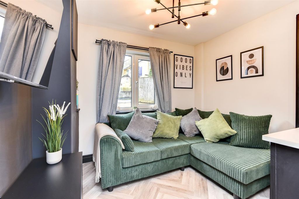 Property photo 2 of 12 39Garrick-5.Jpg