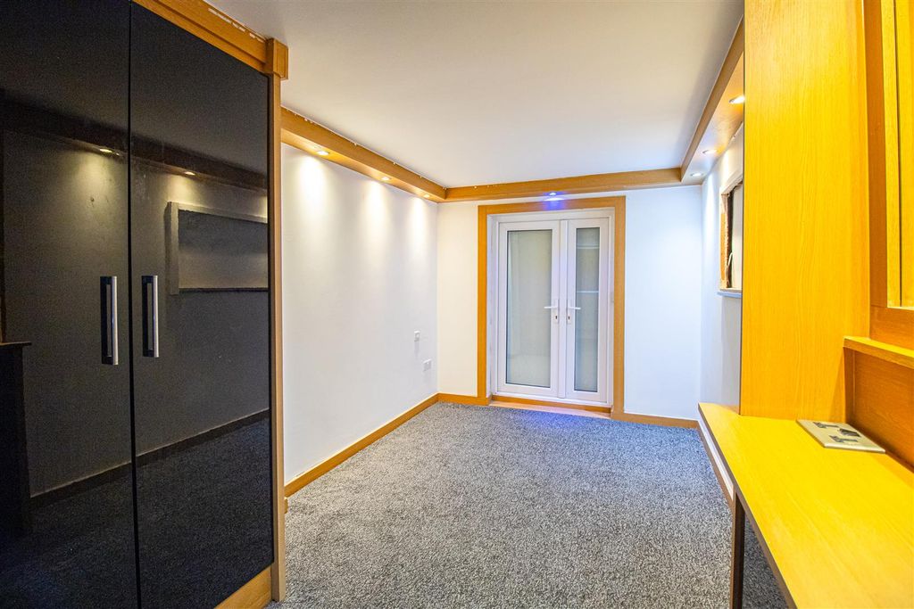 Property photo 3 of 10 Bedroom 1 (Ground Floor)