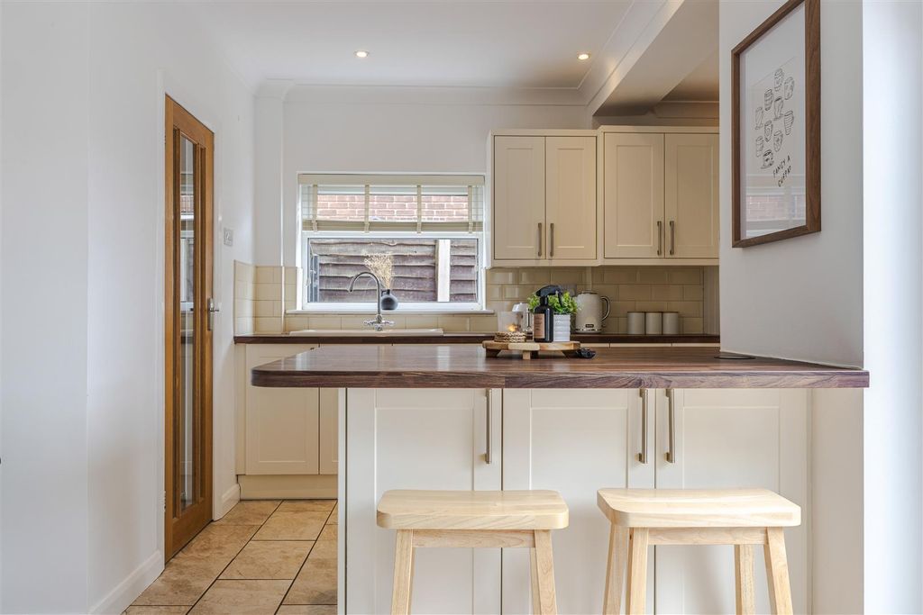 Property photo 3 of 19 Kitchen