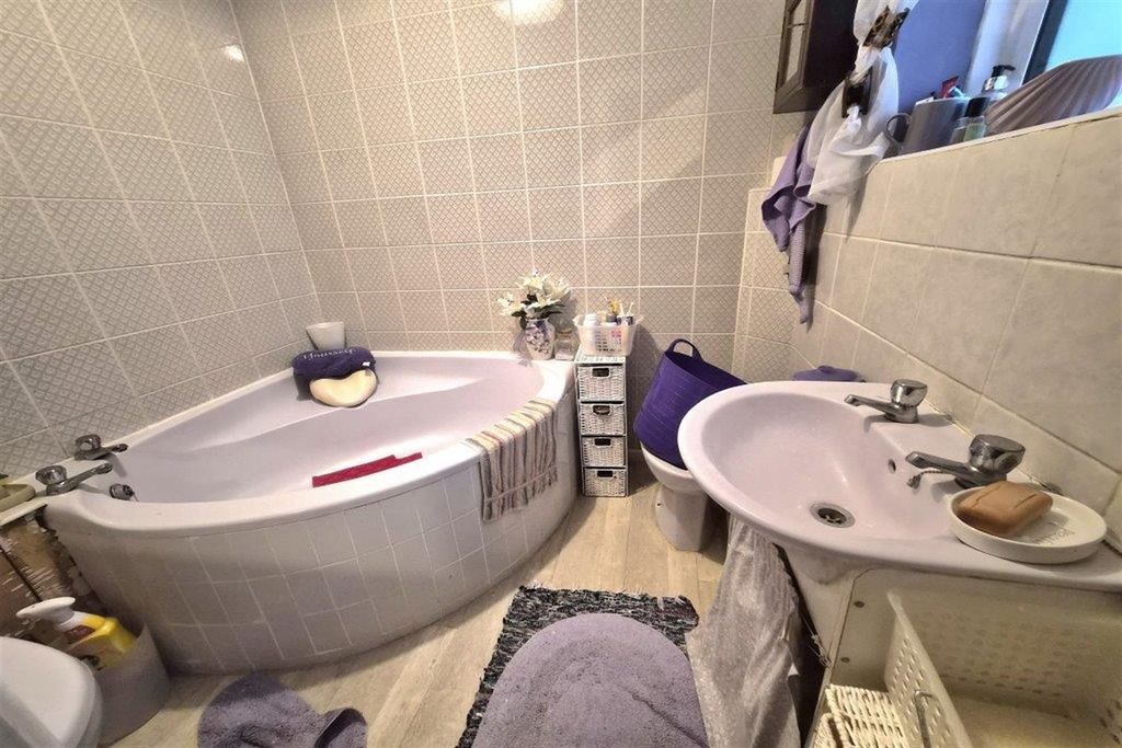 Property photo 3 of 14 Bathroom