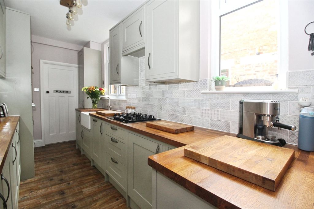 Property photo 3 of 12 Fitted Kitchen
