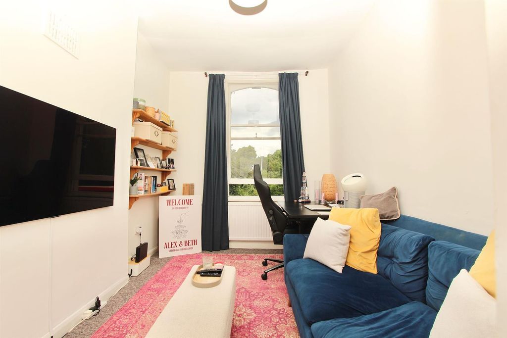Property photo 2 of 15 Stoke Newington Common, N16