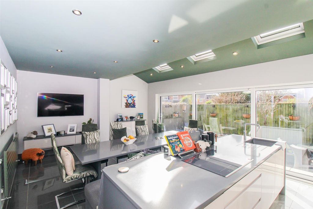 Property photo 3 of 15 Kitchen/Diner