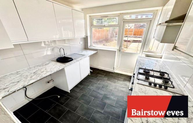 Property photo 3 of 10 Kitchen
